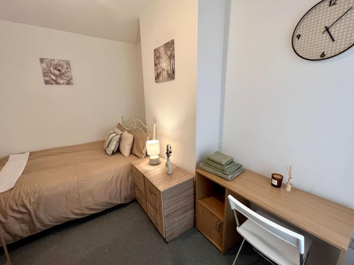 4 Bedroom Terrace House Wellingborough Exterior foto